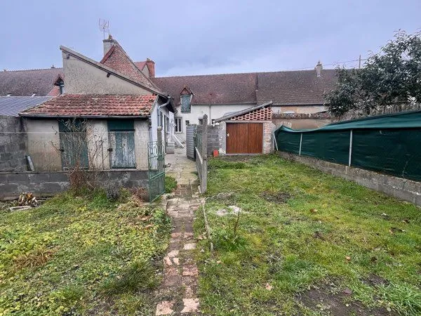 Maison avec dépendances et grand garage - Beau potentiel à Bessay-sur-Allier 