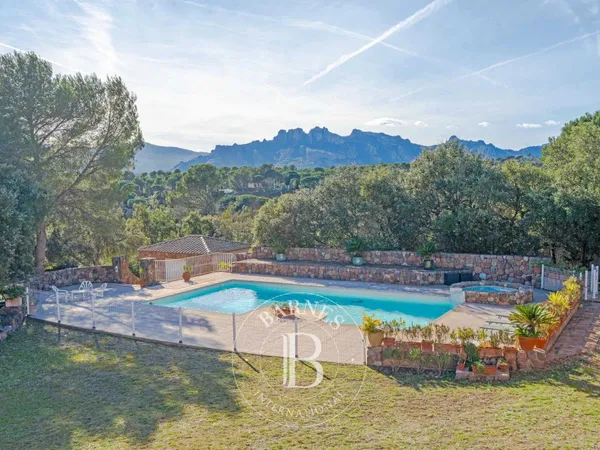 VILLA DE PLAIN PIED - PISCINE - VUE ROCHER DE ROQUEBRUNE 