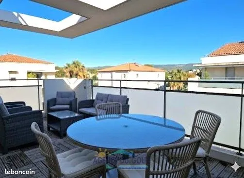 Coquet T 2 avec belle terrasse et garage dans standing bord de mer 