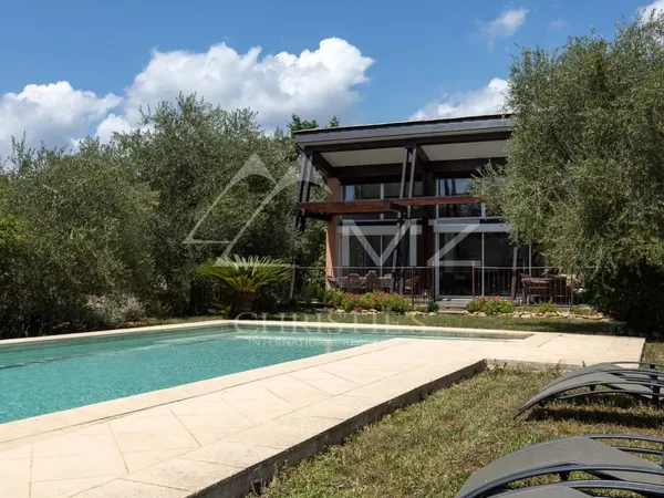 Villa d'architecte avec piscine ouvrant sur la nature 