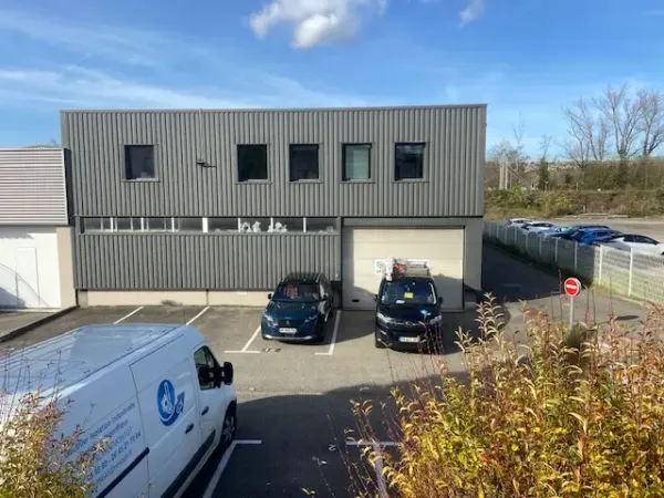 SEREZIN : A VENDRE 453 M2 LOCAL D'ACTIVITÉ + BUREAUX 