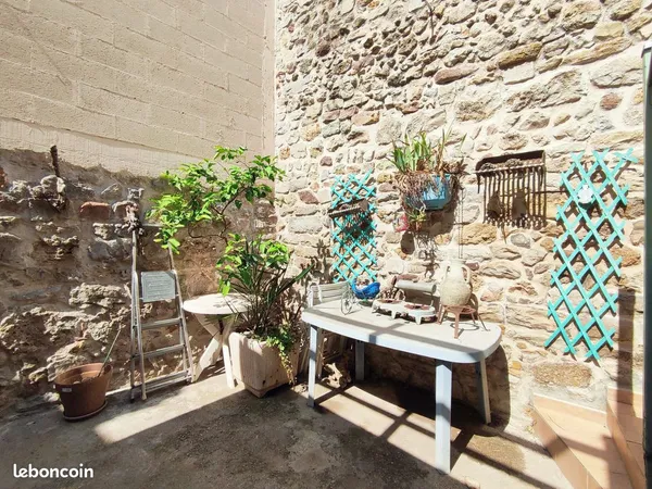 Lumineuse maison de village T5 91 m² avec cour, terrasse et vue panoramique 