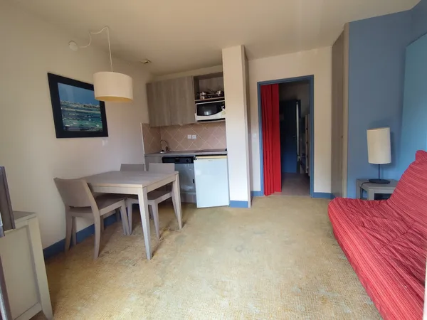 APPARTEMENT A RÉNOVER DANS RÉSIDENCE PRIVILÉGIÉE DONNANT SUR 