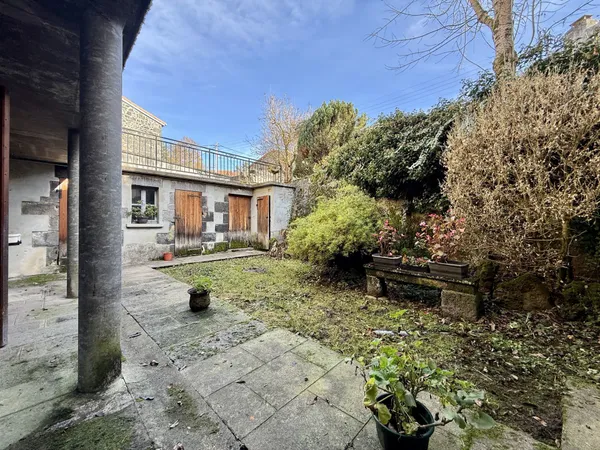 PONTGIBAUD - Maison F5 -115 m²- Terrasse, jardin, cour et dép 