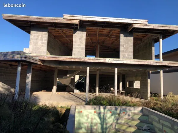 Maison d'architecte en cours de construction 