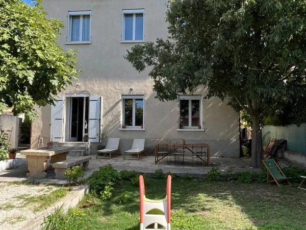 VENTE GEMENOS HAUT DE VILLA AVEC JARDIN 