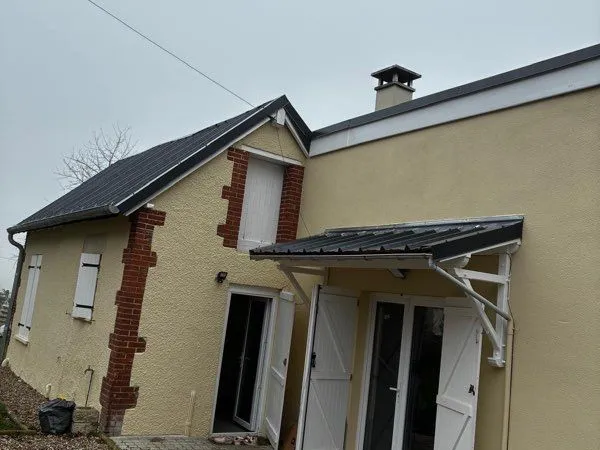 Petite maison à louer avec terrain clôturé 