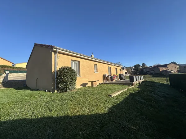 Maison d'habitation de plain-pied avec terrain attenant. 