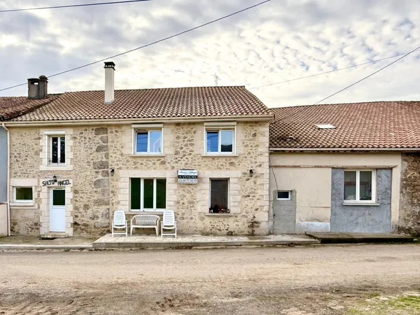 Propriété avec charme et potentiel dans un cadre rural paisible avec deux granges. 
