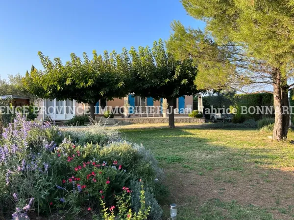 Charmante villa de plain-pied proche centre village 