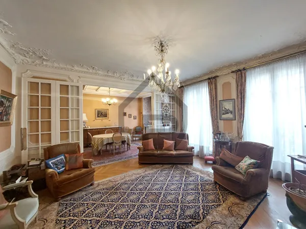 5 PIECES DE 123 M² AVEC CHAMBRE DE SERVICE ET CAVES 