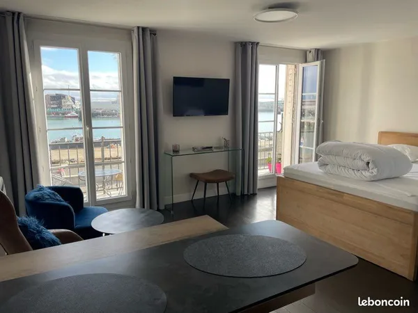 Studio meublé, pleine vue mer, balcon et parking 