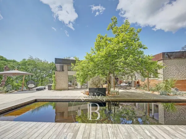 Jouy-en-Josas - Propriété de 700 m² sur un terrain de 6000 m² - 