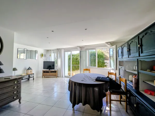 Maison rénovée avec garage et jardin 