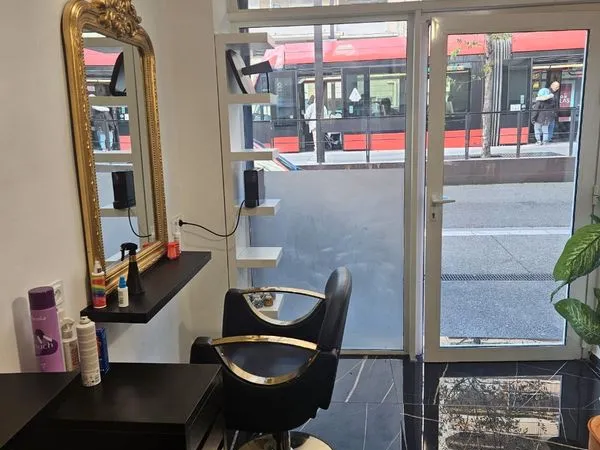 Local commercial loyer 800 avec pas de porte 
