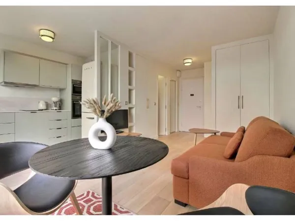 À Louer : Charmant studio avec terrasse, Paris 16e (Mirabeau - Molitor - Sainte Perine) 