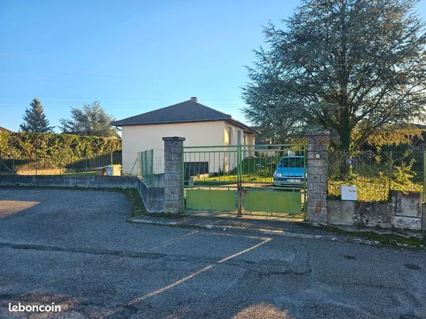 Secteur recherché-maison à rénover avec sous-sol complet et terrain arboré 