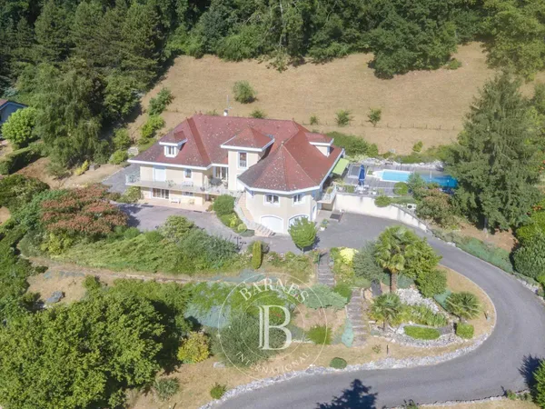 BARNES Aix-les-Bains - CHINDRIEUX - CADRE EXCEPTIONNEL - VILLA AVEC VUE LAC ET PISCINE 