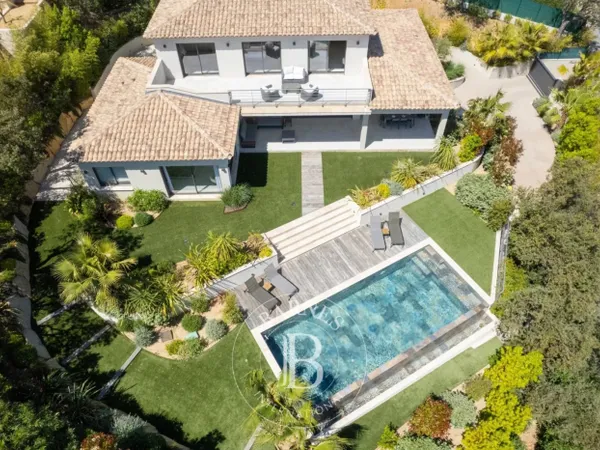 LOCATION SAISONNIÈRE - SAINTE-MAXIME - VILLA MODERNE APERÇU MER 