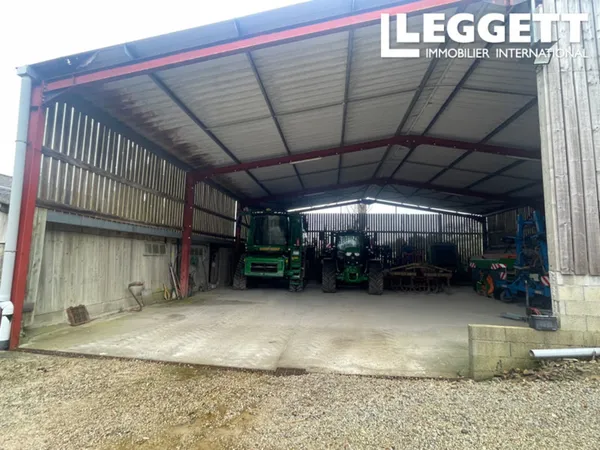 Une ferme céréalière en agriculture conventionnelle constituée de hangars agricoles avec 21 ha 