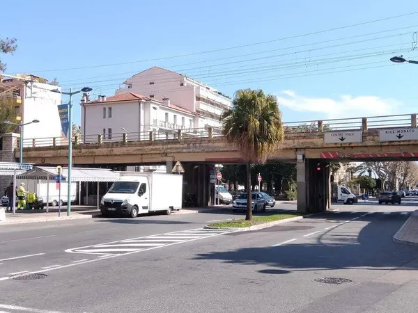 Local commercial 2 pièces 170 m² 