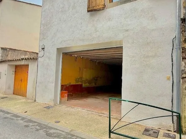 Local commercial au rez-de-chaussée de 115 m2 à Saint Maximin La Sainte Baume. 
