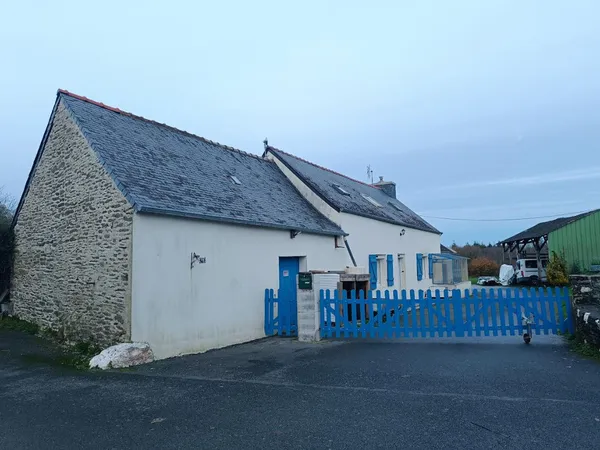 29270 Cléden Poher longère 3 chambres avec dépendances hangar ateliers 1900 m² clos 