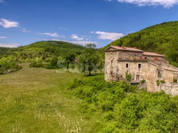 Dans un cadre exceptionnel mas a rénover 