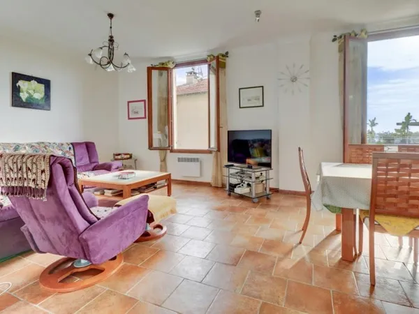 Charme de l’ancien à Beausoleil – 83 m² traversant plein sud