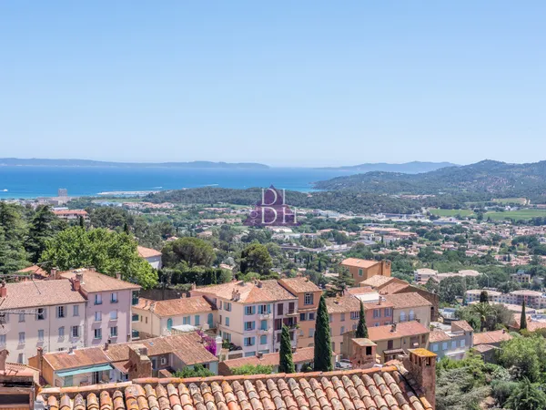 Bormes village : magnifique vue mer pour ce 2 pièces 