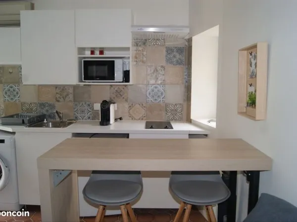 A louer beau studio meublé avec belle terrasse et grand jardin privatif plein centre du Luc