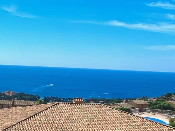 Appartement traversant vue mer dans résidence sécurisée 