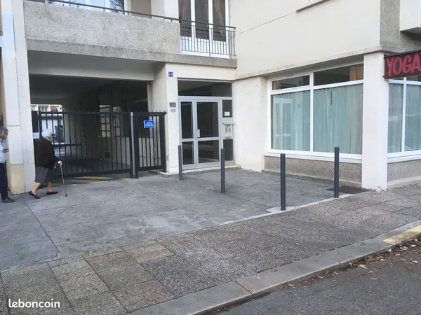 GRENOBLE, BOX / GARAGE - Quartier EAUX CLAIRES 