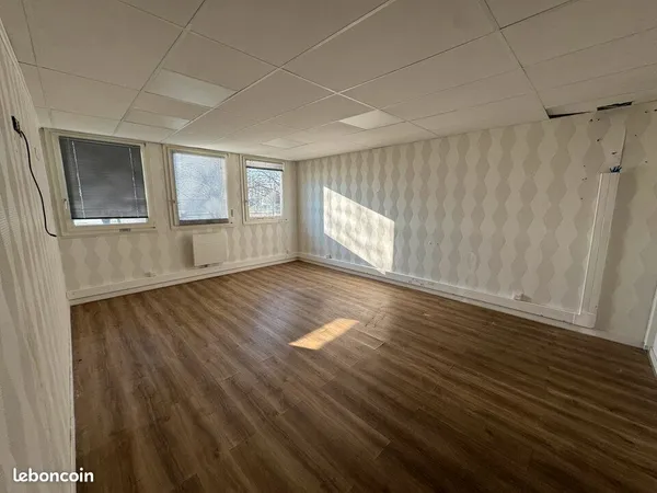 Local d'activité 368 m² 