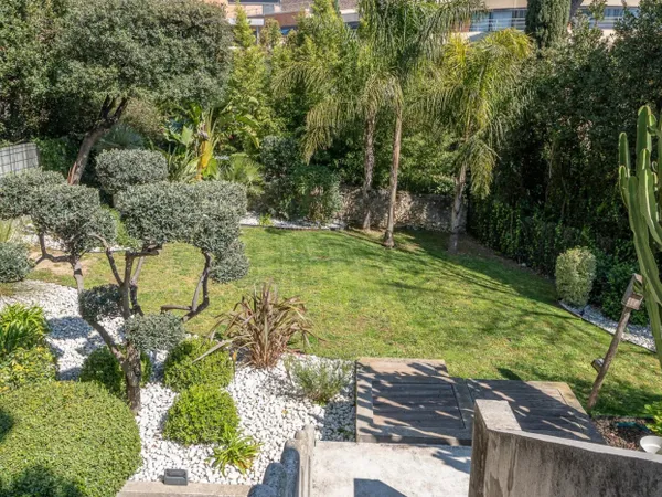 REZ DE JARDIN AVEC 5 CHAMBRES - COMMENDANT ROLAND - 13008 MARSE 