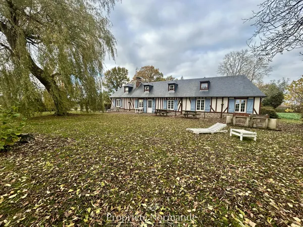 MAISON NORMANDE AVEC GRAND TERRAIN 