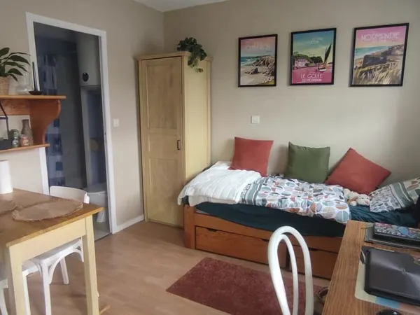 Studio meublé 16m2 et balcon - métro B - disponible 