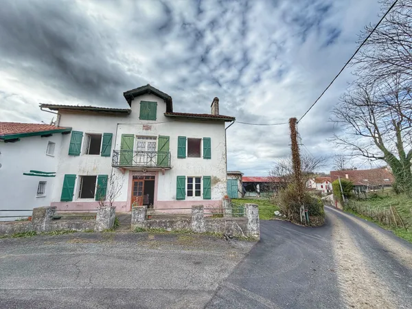 Maison mitoyenne à rénover à 8 minutes de Saint Jean Pied de 