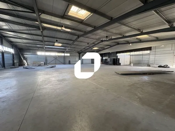 Locaux d'Activités - A LOUER - 1 000 m² non divisibles 