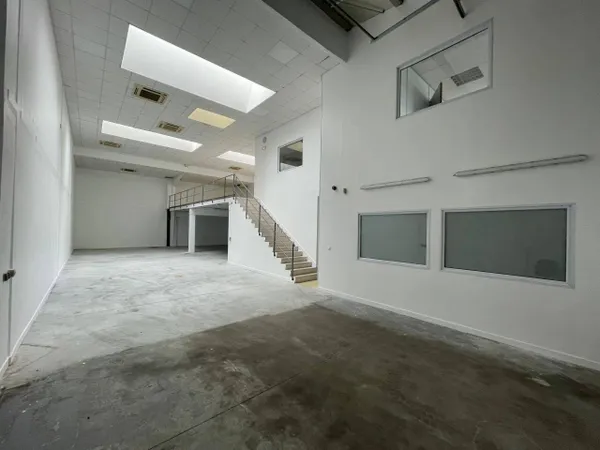 Local d'activité 409 m² 
