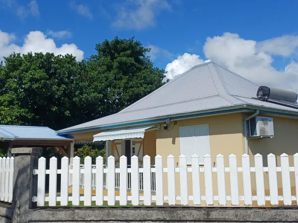 De terrain - Villa style créole en parfait état dans quartie 