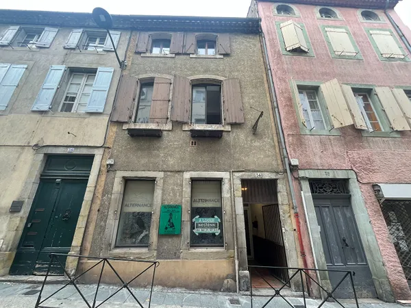 Immeuble centre-ville Carcassonne composé local commercial et deux appartements avec cour cave et 