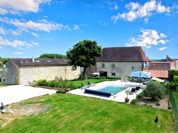 Elégant manoir avec dépendances, appartement d'amis et projet de rénovation 