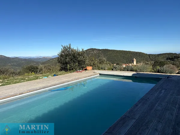 VILLA 4 FACES AVEC PISCINE ET PLUS DE 3,3 HECTARES DE TERRAI 