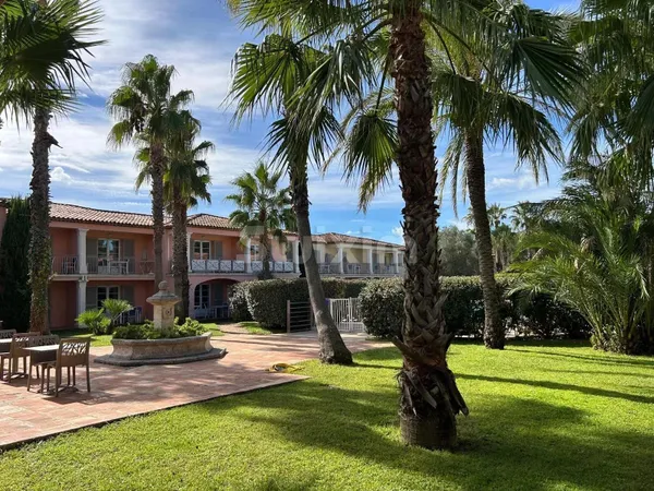 CHARMANT REZ DE JARDIN GOLFE DE ST TROPEZ 