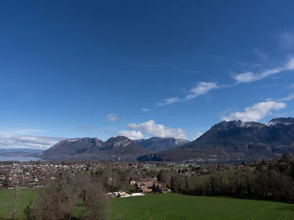 St Jorioz : Appartement de standing, 101m², 3 chs avec sdb, terrasse 
