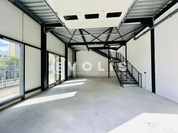 Local d'activité 4553 m² 
