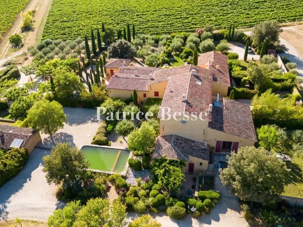 À 30 min d'Aix-en-Provence, dans une grande bastide de caractère 