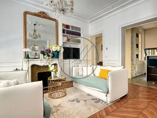 TRIANGLE D'OR APPARTEMENT DE CHARME 85 M² ET STUDETTE 15 M² DANS UN IMMEUBLE ANCIEN AVEC ASCENSEUR 
