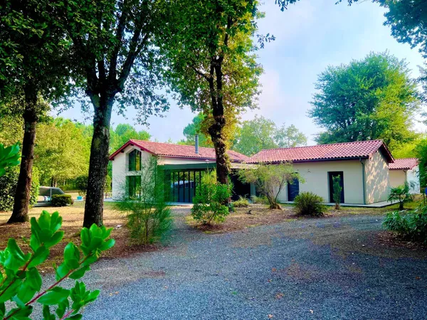 Sanguinet • Maison de 210m² sur 1,3 ha • dépendance de 40m² • Piscine 